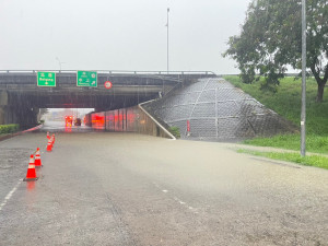 嘉義市10日下午一場大暴雨，造成北港路交流道路面大量積水，水深約30公分／林詩涵翻攝