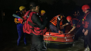 嘉義縣水上鄉忠和交流道永欽橋下積水受困，嘉義縣消防局派遣共計18車36人前往，共計救出32人／陳致愷翻攝