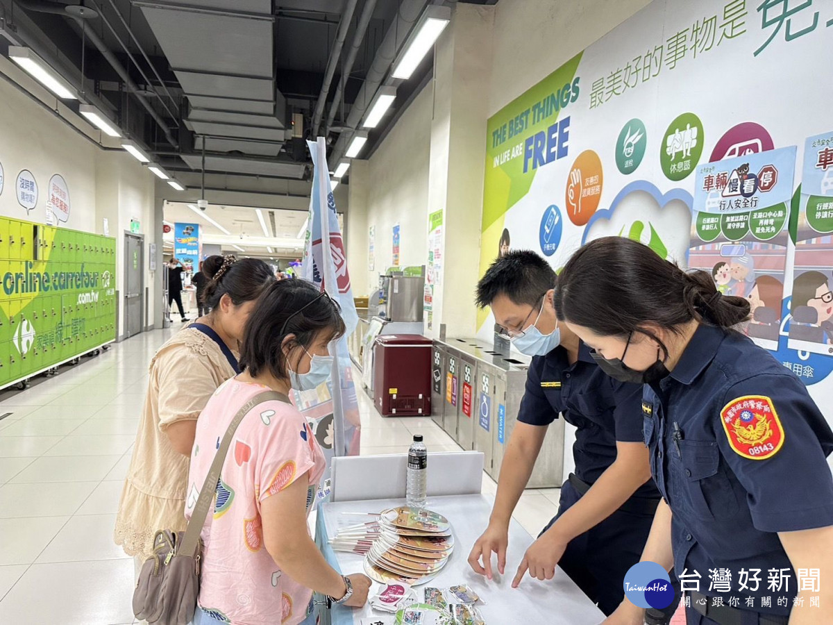 9月交通安全月，平鎮警加強宣導行人路權。