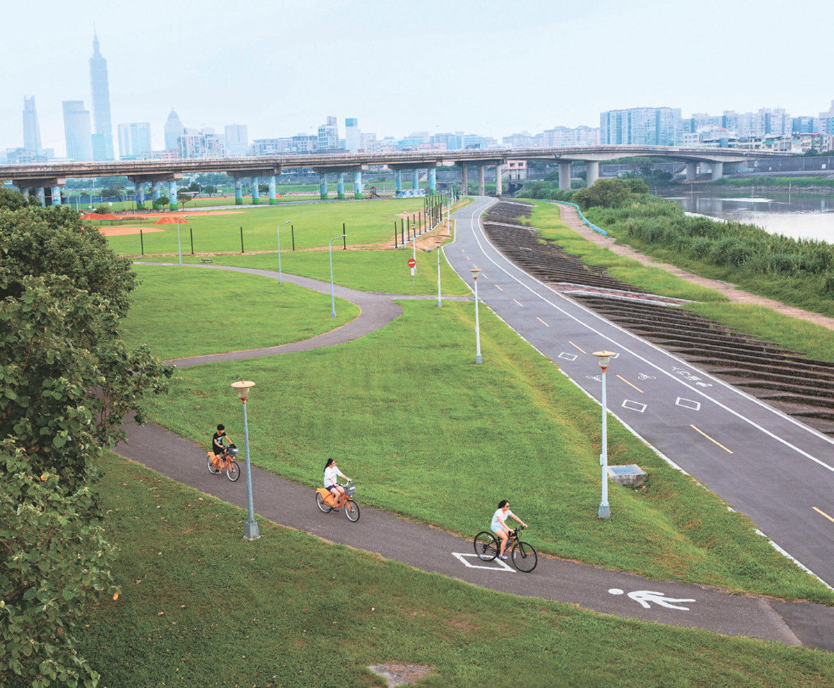 臺北坐擁優美景致的河濱公園是民眾騎單車悠遊的好去處。