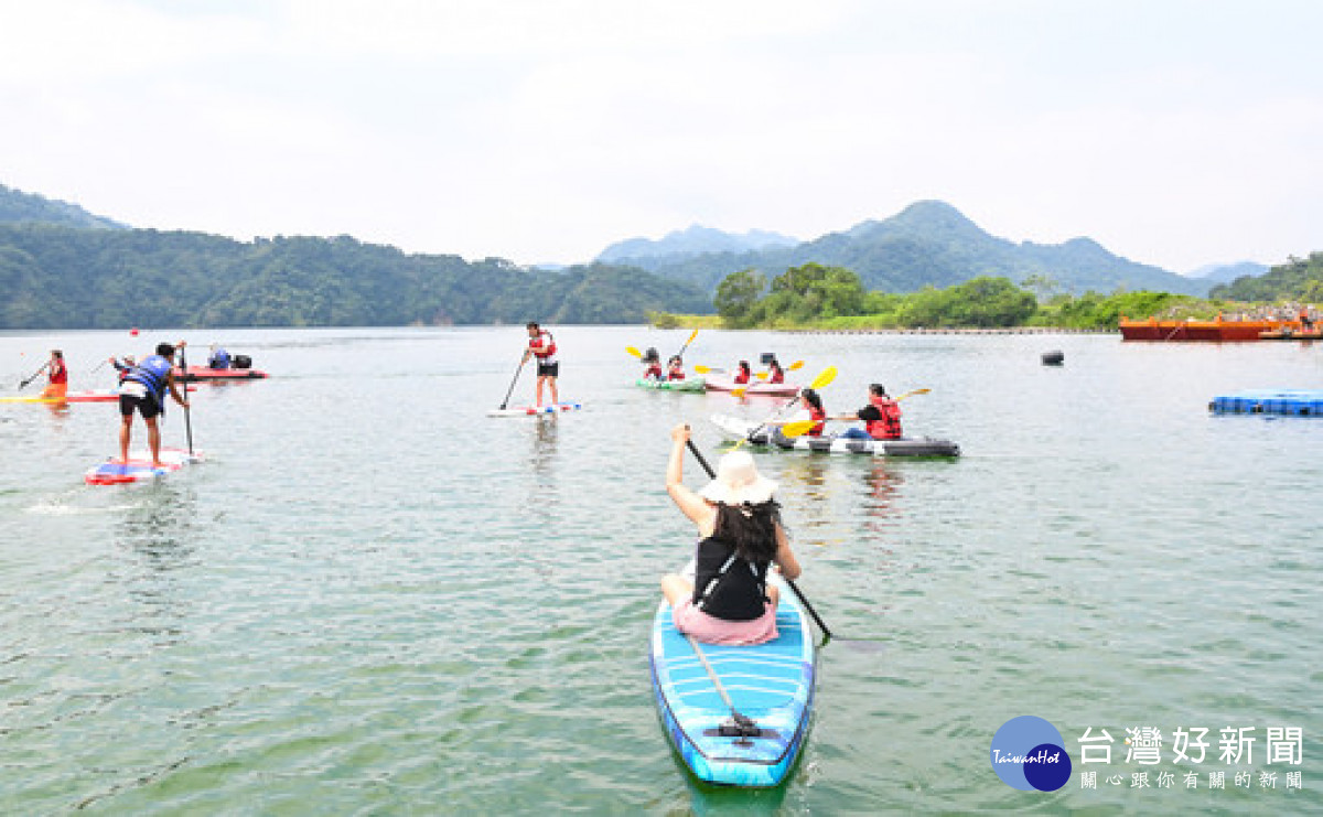 市府推「阿姆坪划船、獨木舟及SUP立板划槳體驗營」，吸引許多遊客前來參與。