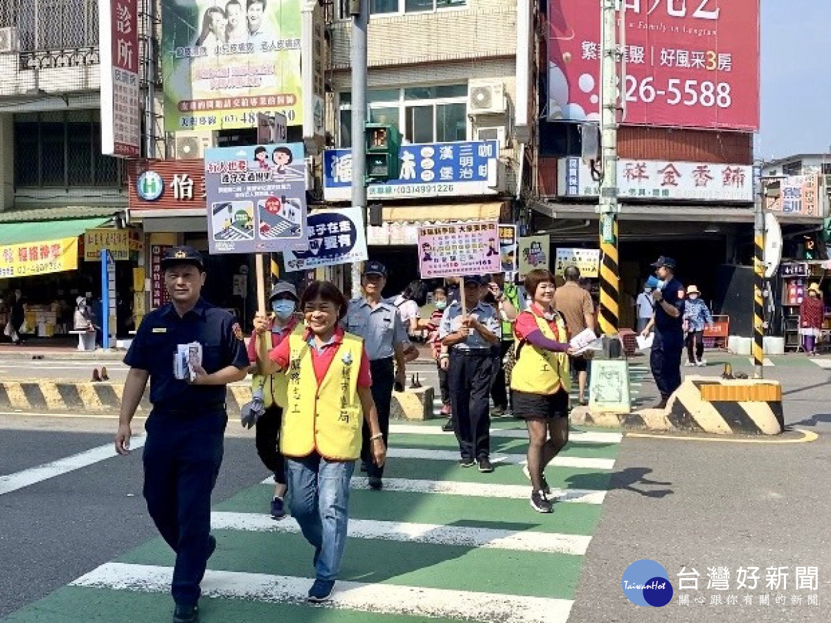 龍潭警分局「交通安全宣導隊」參與市場宣導活動，倡導行人遵守交通規則。<br />
