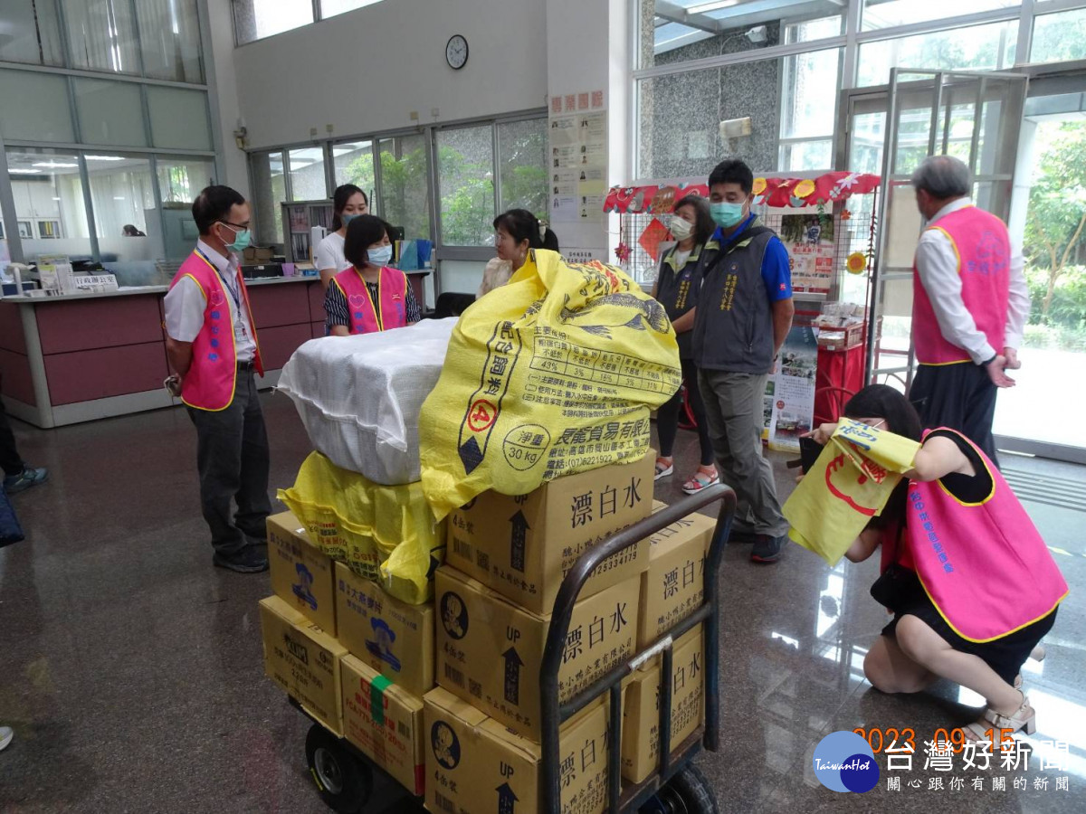 台電台中供電區營運處將奶粉、麥片等物資捐助瑪利亞基金會霧峰教養家園。