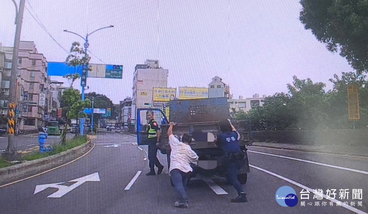 貨車路口拋錨，警偕熱心民眾立即排除。