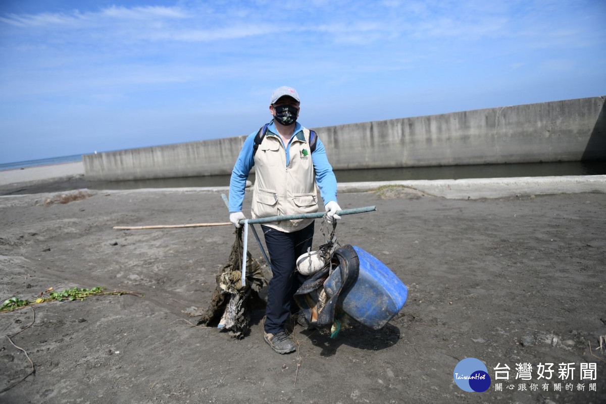 國家森林志工清理隨著海浪拍打到沙灘及保安林內的海漂垃圾。