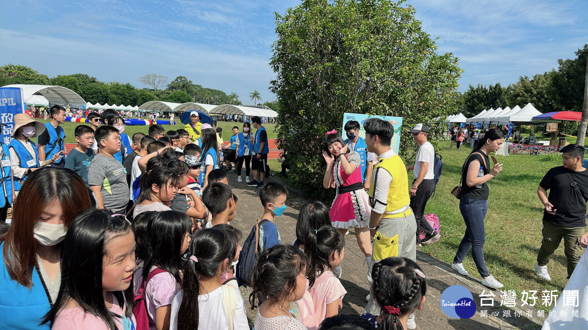 Momo親子台明星大哥哥大姊姊唱跳表演