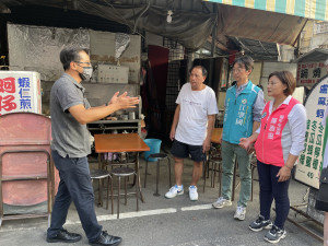 市場科長蔡永福與夜市管委會主委曾再富及民代現場會勘