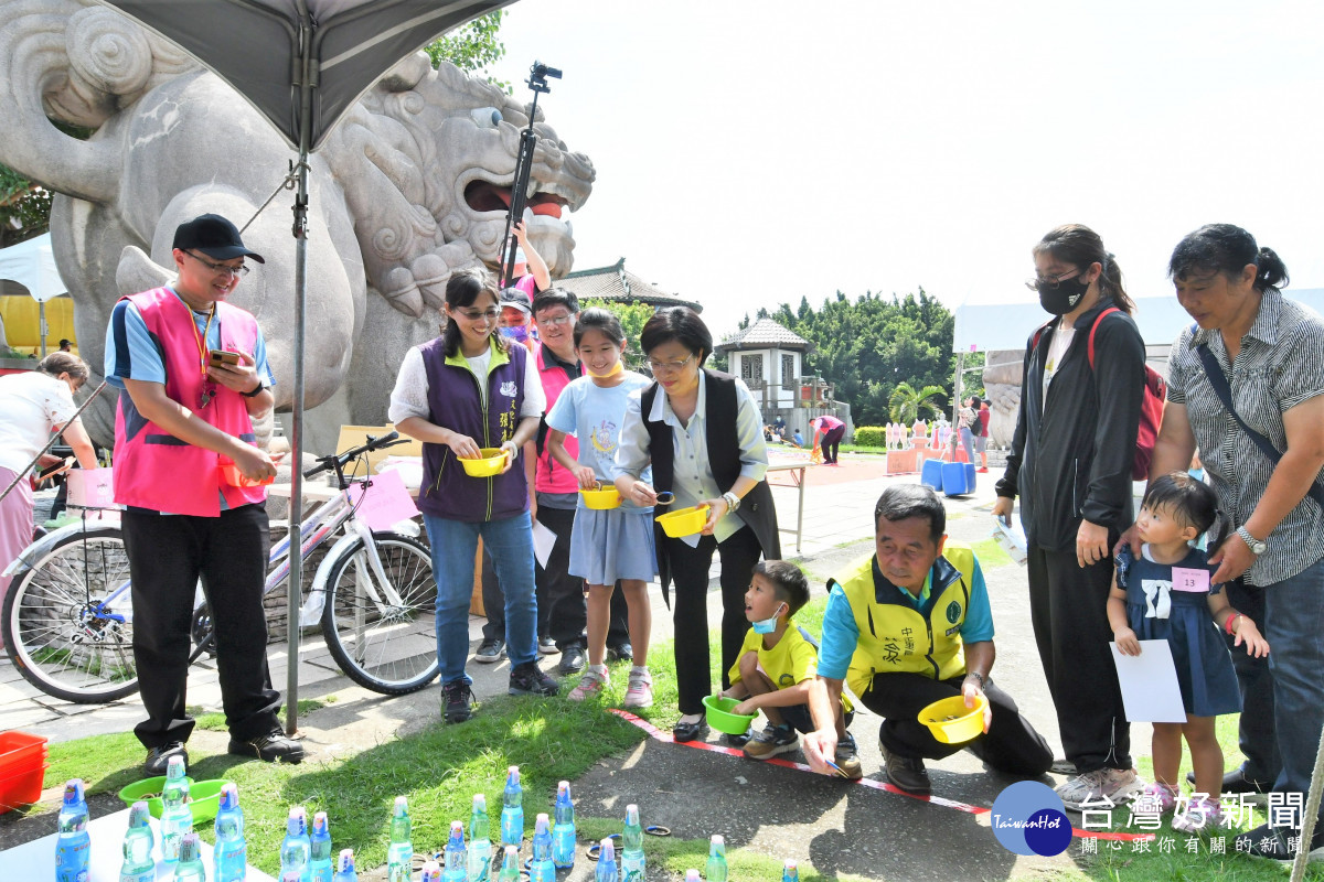 彰化古蹟日，相遇彰化300在八卦山大佛前揭開序幕，縣長王惠美與小朋友闖關。圖／彰化縣政府提供