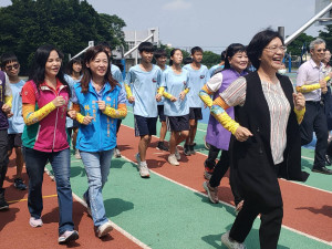 「1元慢跑在校園，地球百動一起來」正式起跑，縣長王惠美、縣議員賴清美、周君綾、林小琪、陳玉姬、彰化縣醫事檢驗師公會理事長陳景德、彰化縣醫師公會執行長楊金英、彰化縣牙醫師公會前理事長楊奕先等人，一起跑起來。圖／記者鄧富珍攝