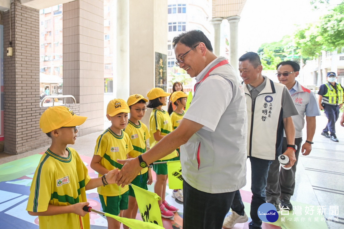 桃園市長張善政出席「112年交通安全月校園宣導」活動，向小朋友們宣導安全過馬路。