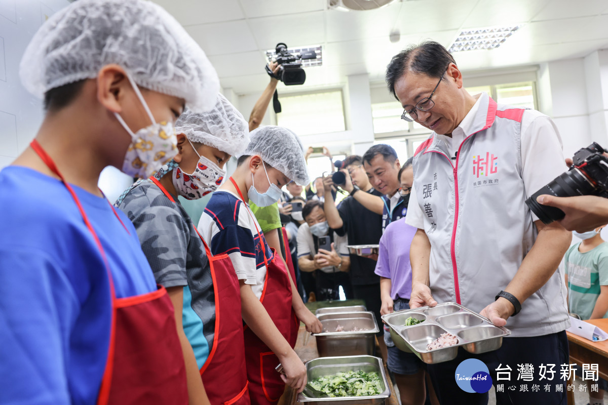 桃園市中小學校園營養午餐使用的均為國產章Ｑ食材，不會使用到進口蛋