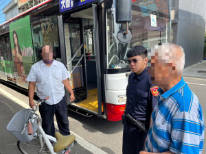 迷途老翁搭錯公車，楊梅警熱心協助返家。