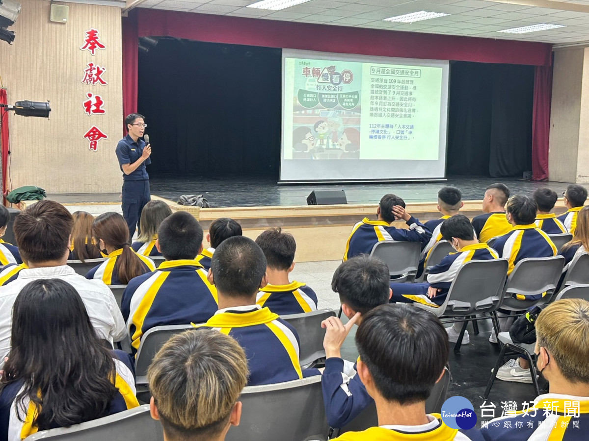 壢警宣導團深入校園，向下紮根進行犯罪預防宣導。 