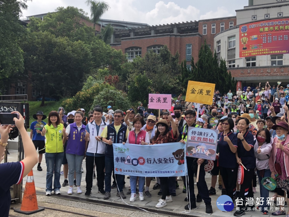 楊梅警交通安全月進入校園宣導。