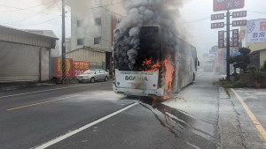 來自高雄的遊覽車在鹿彰路上起火。（消防局提供）