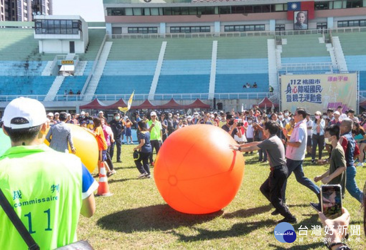 張市長與選手一同挑戰「滾球大競技」。