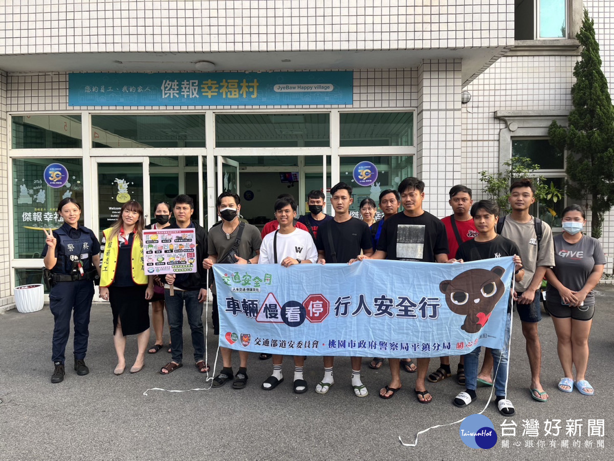 平鎮警啟動「交通安全月」 宣導，增進外籍移工對臺灣交通法令的認識。