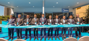 美的空調桃園旗艦店暨消費者服務中心於9/25正式開幕，眾多嘉賓參與剪綵開幕儀式，圖左三起為美的台灣銷售公司董事長楊景濤、美的家用空調事業部副總裁周志文、美的家用空調事業部總裁趙磊、海峽兩岸經貿交流協會台北辦事處負責人王正旺、美的台灣銷售公司總經理吳立祥。