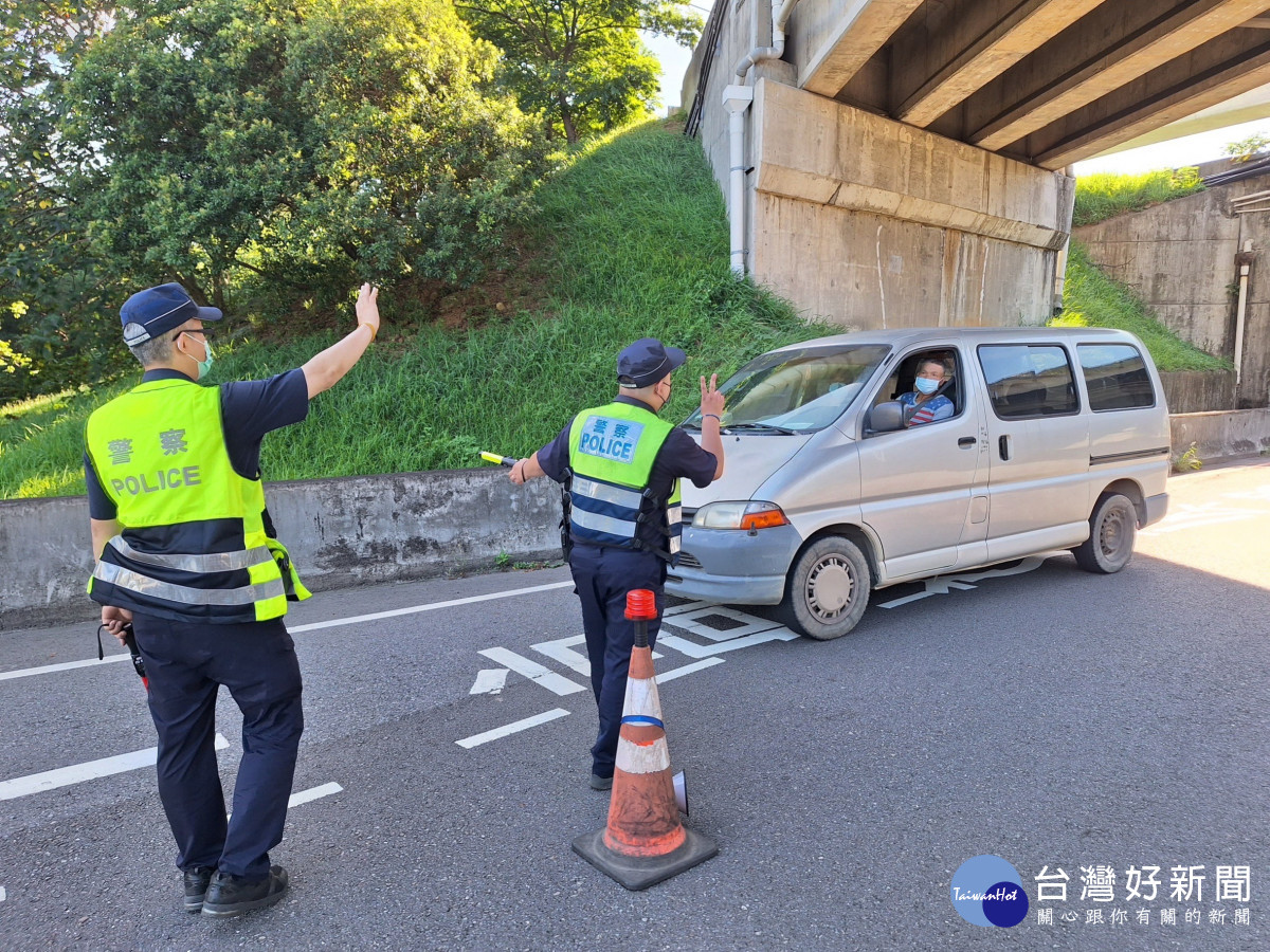 楊梅警加強交通疏導措施，讓用路人能有平安順暢的中秋佳節。