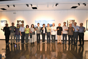 山水吟遊．游登良攝影展」縣立美術館展出，27日開幕式。圖／記者鄧富珍攝