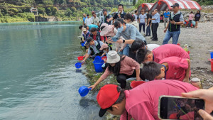 台電大甲溪發電廠邀請在地機關、學校共同參魚苗放流，將8千尾魚苗放流進大甲溪。