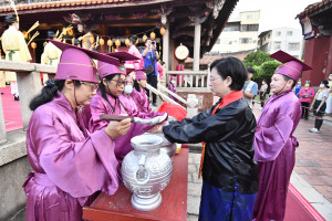 彰化各界「祭孔」循古禮獻六佾舞，縣長王惠美擔任正獻官。圖／記者鄧富珍翻攝