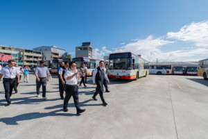 蘇副市長視察客運站內儲車轉運站空間。