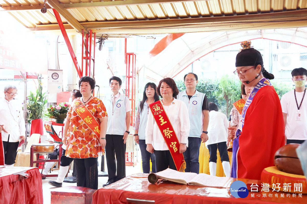 黃敏惠參拜嘉義市四方土地公廟，祈求國泰民安／嘉義市府提供