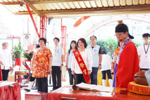 黃敏惠參拜嘉義市四方土地公廟，祈求國泰民安／嘉義市府提供