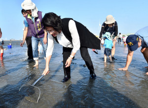 縣長王惠美參加線西一畝海的小旅行，與民眾體驗挖蛤蠣的樂趣。圖／記者鄧富珍翻攝