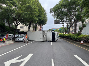 楊梅中山路交通意外，營業大貨車翻覆。