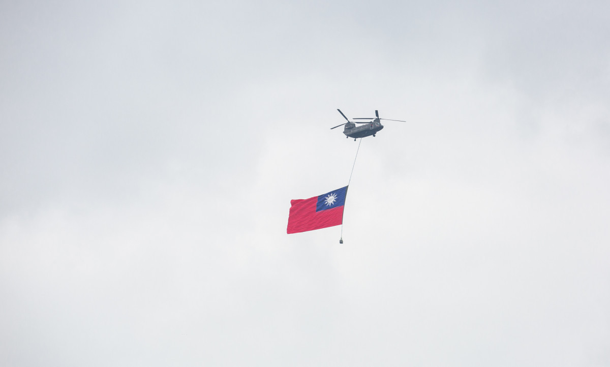 中華民國111年國慶大會，陸軍所屬CH-47SD直升機懸吊巨幅國旗飛越總統府上空（圖／資料照片，圖源：總統府Flickr）