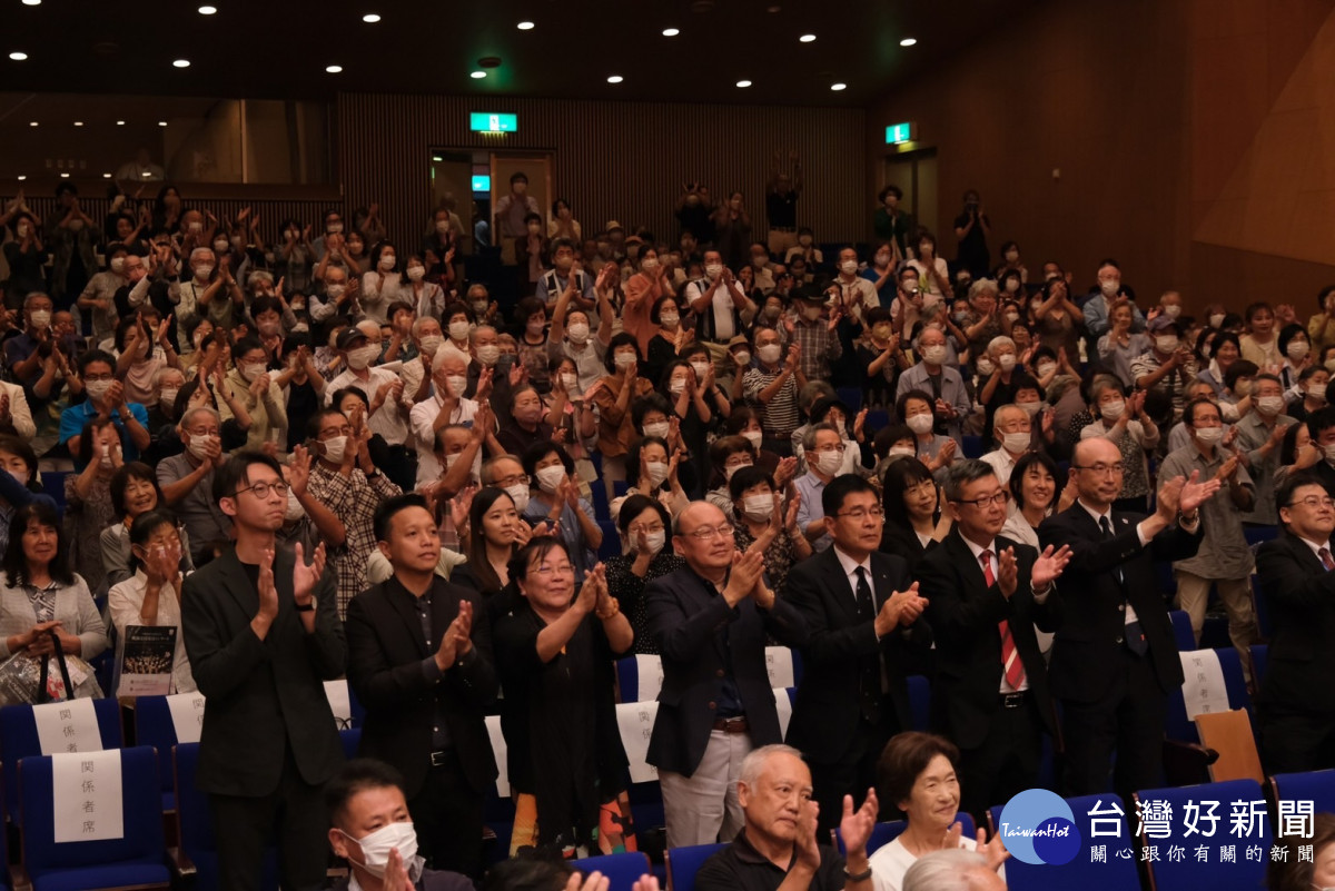 演出結束後滿場觀眾起立致意掌聲不絕。