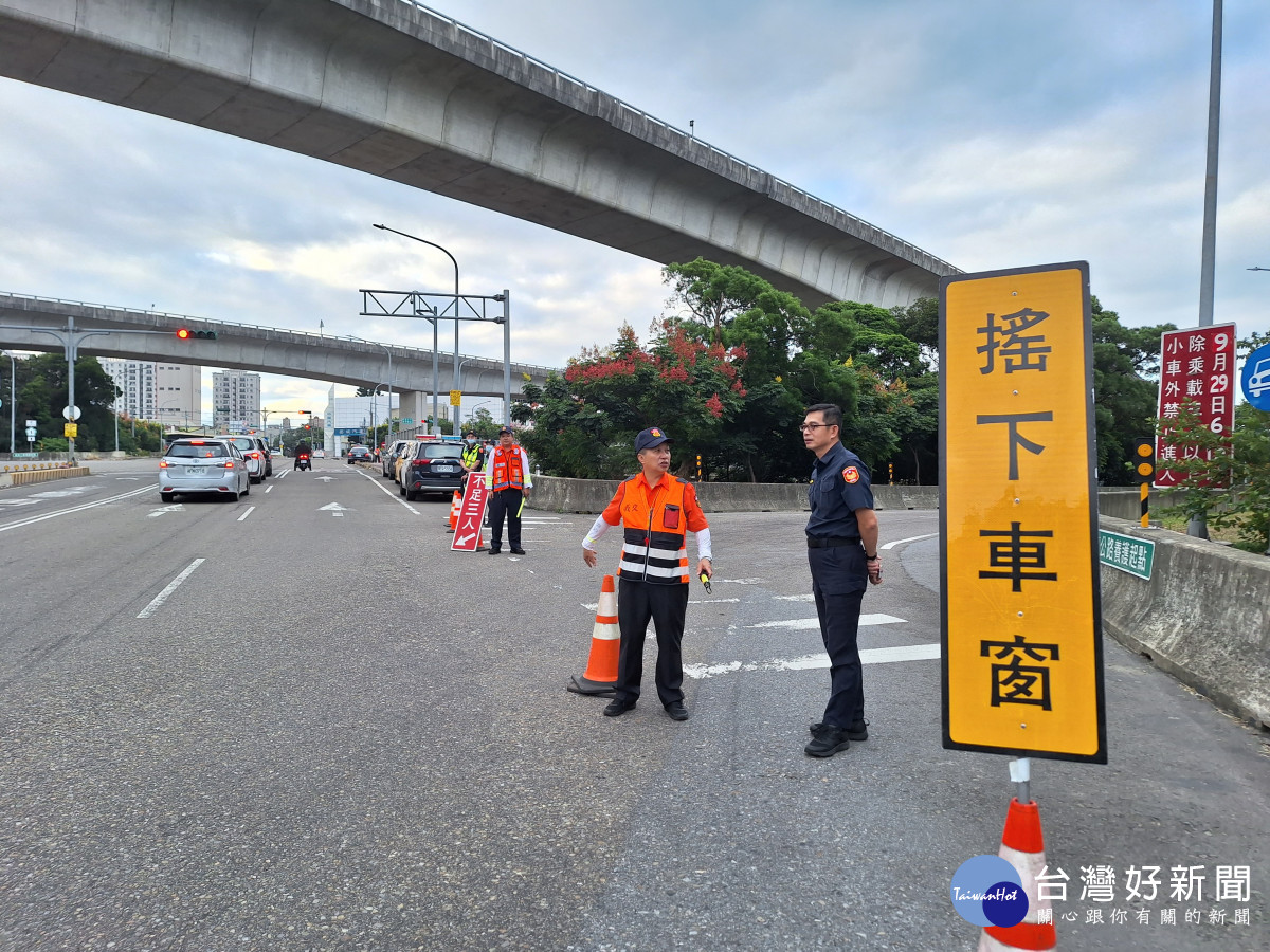 楊梅警分局針對轄內各交流道、重要道路及觀光景點周邊道路加強交通疏導，讓用路人都能有平安順暢的國慶假期。<br />
