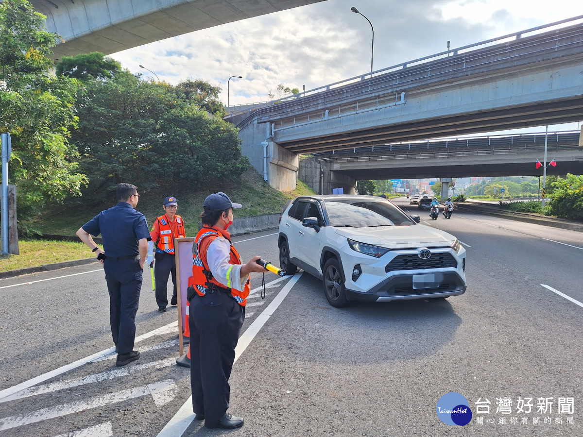 楊梅警分局針對轄內各交流道、重要道路及觀光景點周邊道路加強交通疏導，讓用路人都能有平安順暢的國慶假期。<br />
