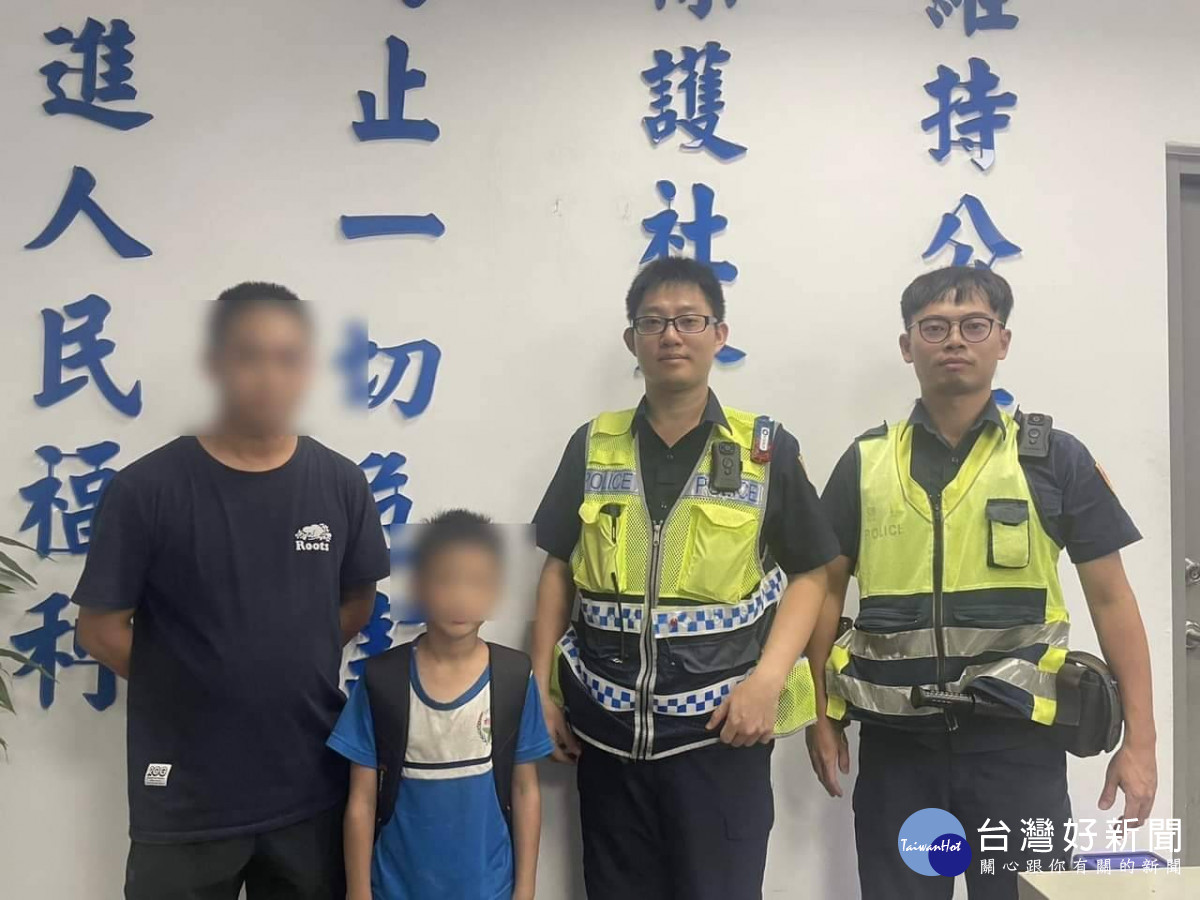 男童貪玩忘了回家時間，橋頭派出所員警在漆黑校園內找到將其帶回／林詩涵翻攝