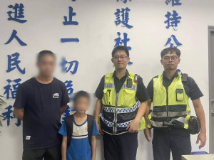 男童貪玩忘了回家時間，橋頭派出所員警在漆黑校園內找到將其帶回／林詩涵翻攝