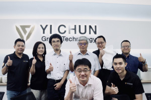 日本學者參訪益鈞環科；圖為益鈞管理部副總黃佑任（後排左起）、業務副總沈國芬、北海道大學助教植松慎一郎、教授大貫敏彥、益鈞技術副總吳倍任、清大博士李傳斌。圖／益鈞環科提供