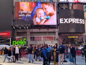 火火兔故事機在全球市場都頗受歡迎，圖為紐約時代廣場廣告。