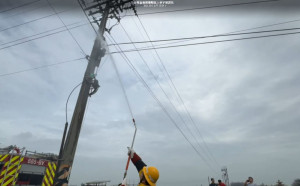 台電嘉義區處與相關人員全力清洗電桿，盼今天能全面復電／陳致愷翻攝