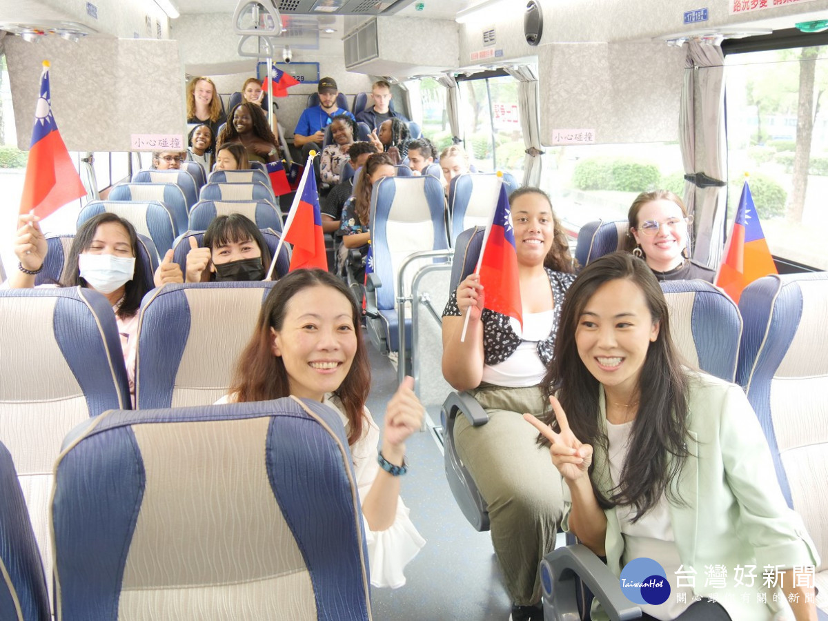 雙十國慶連假首日　外籍遊客體驗搭公車遊九份
