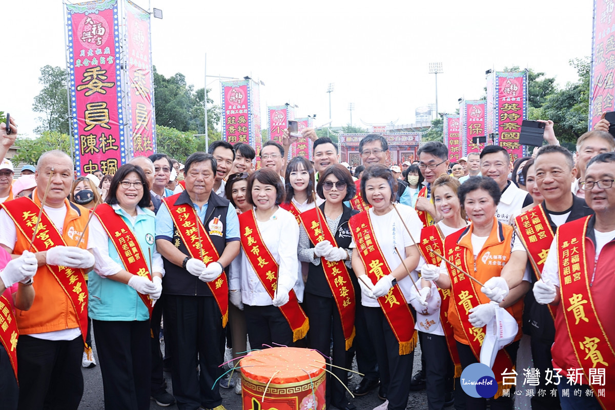 嘉義市長黃敏惠與議長陳姿妏、多位議員及各廟宇代表等，迎請白沙屯拱天宮媽祖蒞嘉賜福，並點響起馬炮／陳致愷翻攝