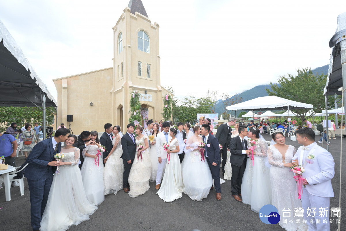「2023雲端上的婚禮」於海拔2011公尺的梨山耶穌堂隆重舉行。