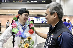 台中市運動局長李昱叡為滑輪溜冰謝牧倫獻上榮譽花圈。