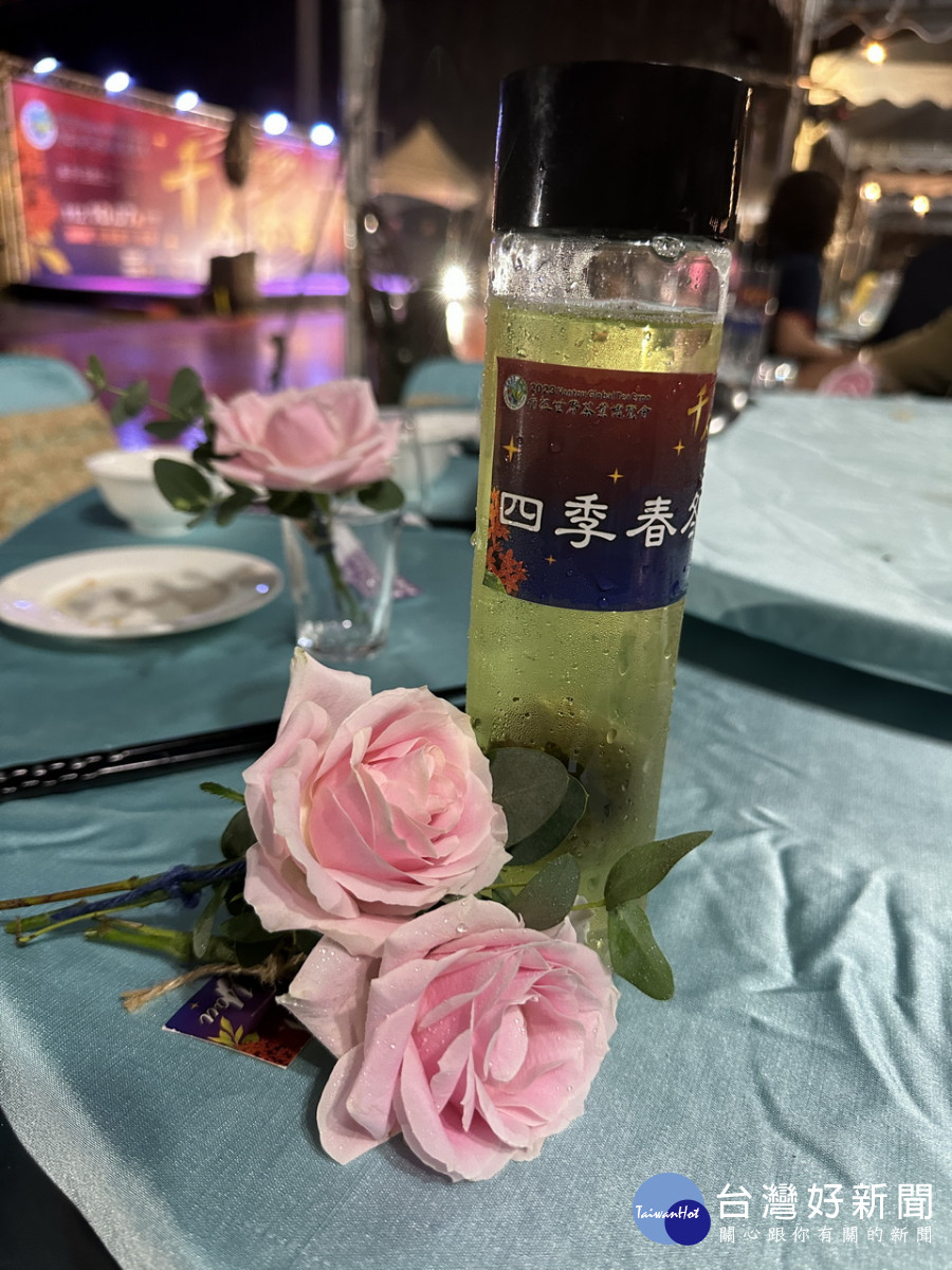 茶宴中端出四季春冬片茶與台灣紅茶茶飲。（記者扶小萍攝）