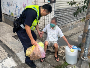 老翁自摔跌坐路旁，暖心警平安送返家。