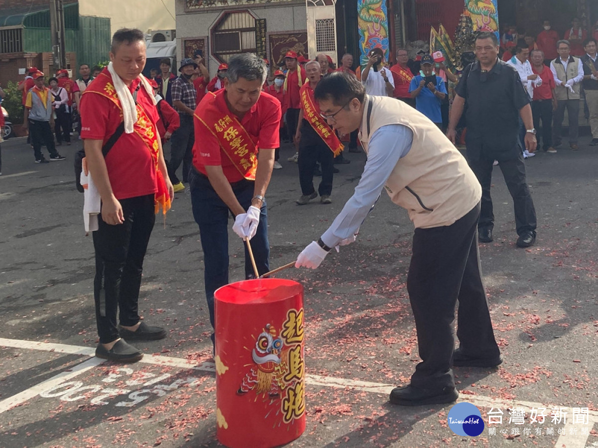 沈榮騰主委(中)與市長施放起馬炮