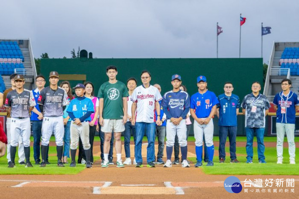 張市長出席樂天桃猿「10號隊友趴」，並向球迷介紹桃園傑出棒球選手。