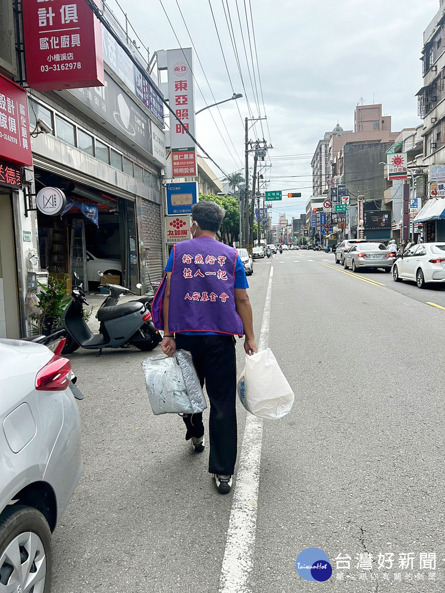 世界街友日     曾落難街友為獨居老人送上物資