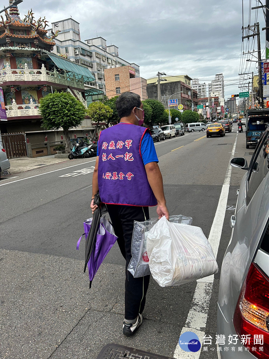 世界街友日     曾落難街友為獨居老人送上物資